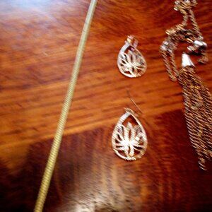 3 pieces of costume jewelry